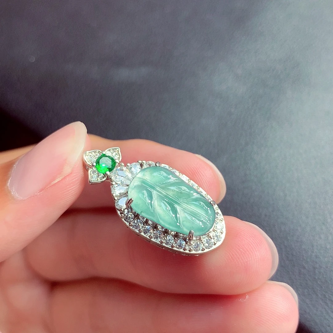 翡翠未镶嵌颈饰挂件