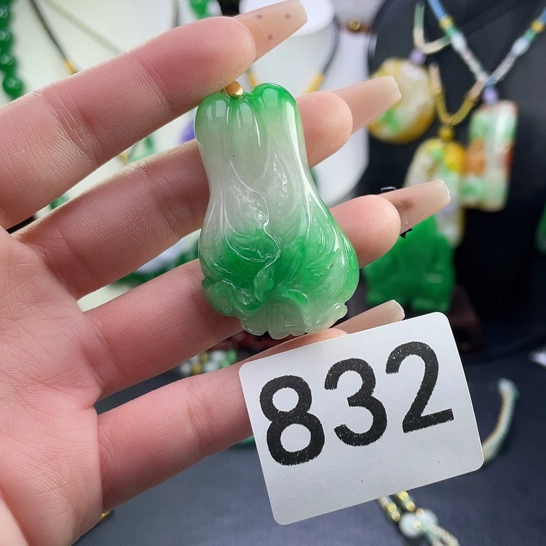 翡翠未镶嵌吊坠(赠链)