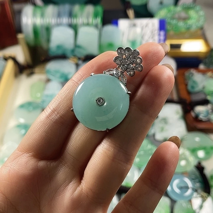 翡翠未镶嵌颈饰平安
