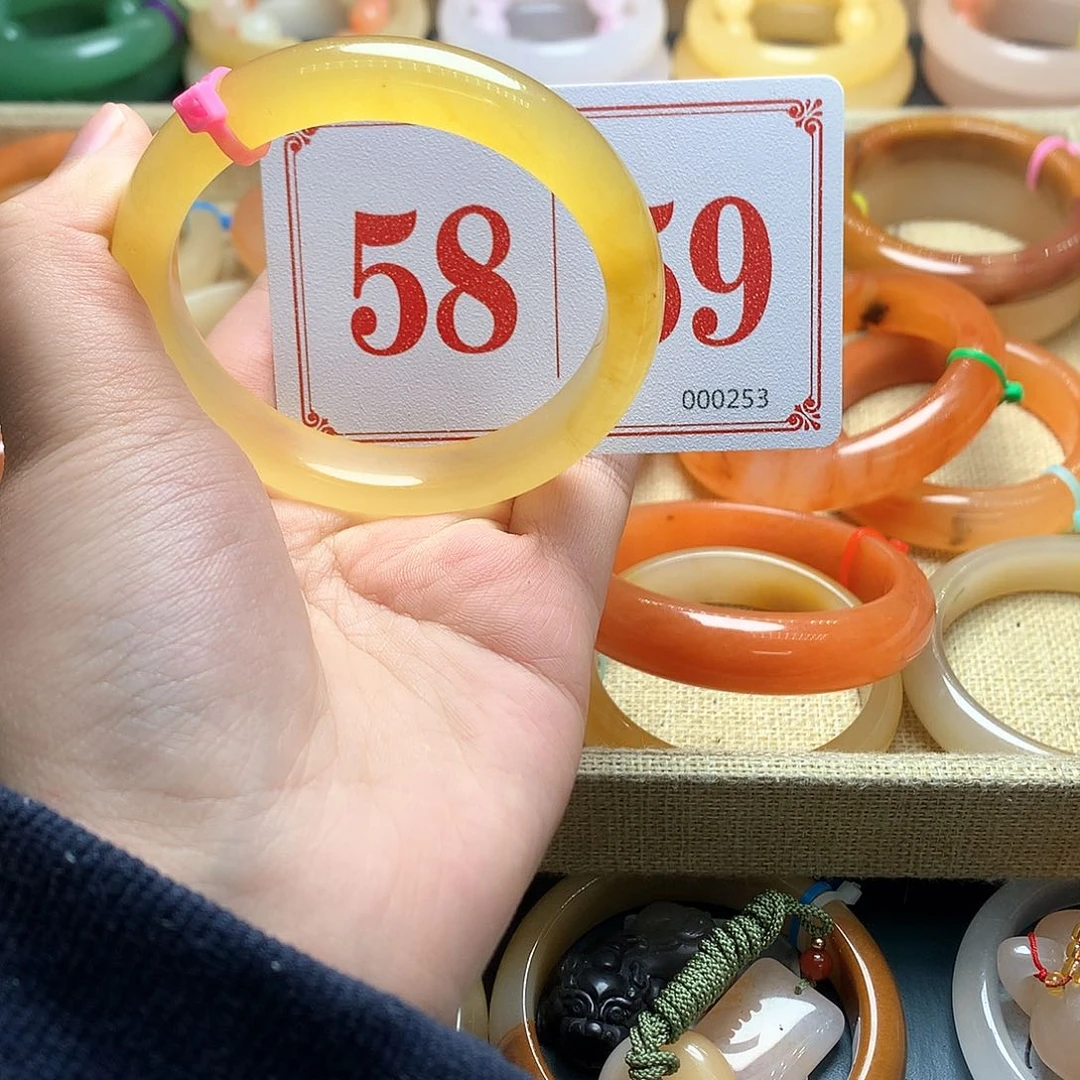 未镶嵌石英质玉（黄龙玉）手镯