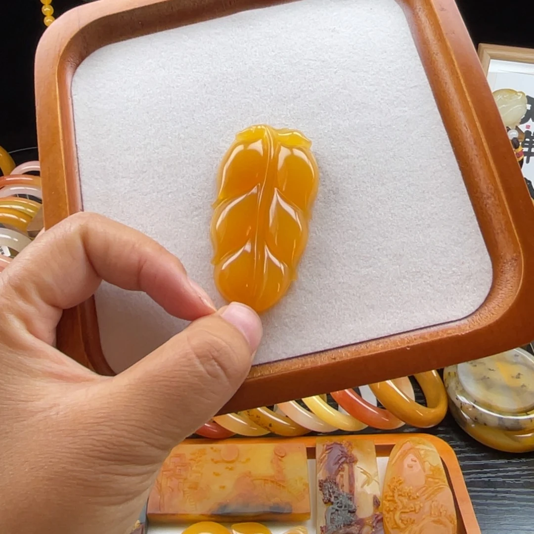 石英质玉（黄龙玉）未镶嵌颈饰缅黄叶子
