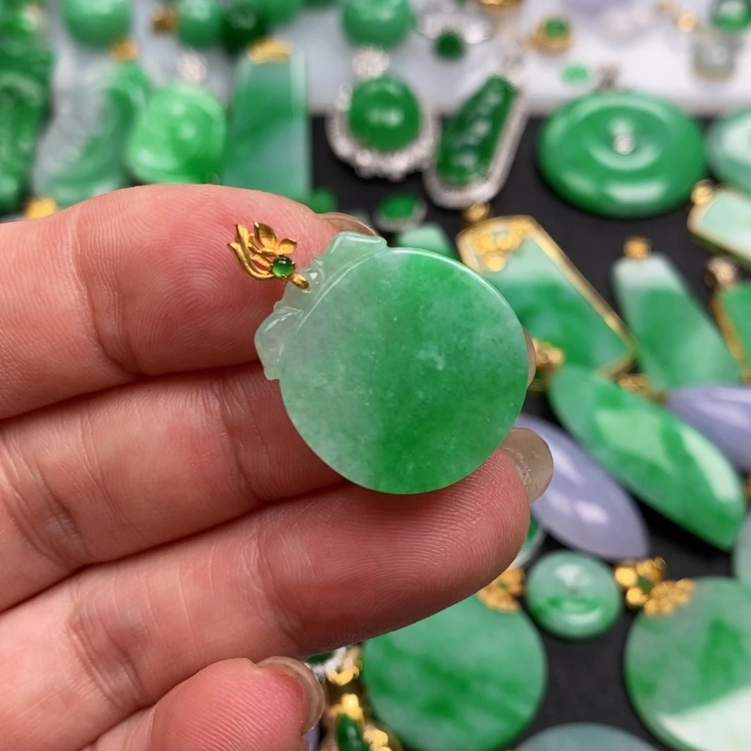 翡翠18K金镶嵌颈饰