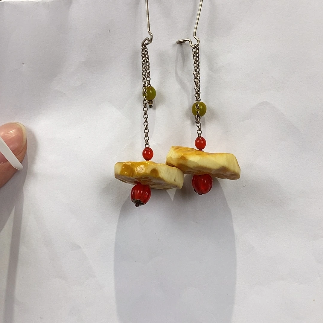 琥珀未镶嵌颈饰多人