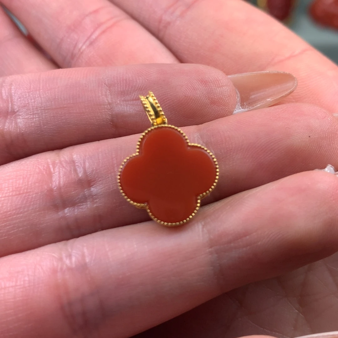 18K金镶嵌吊坠南红玛瑙