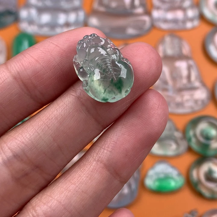 翡翠挂件未镶嵌….