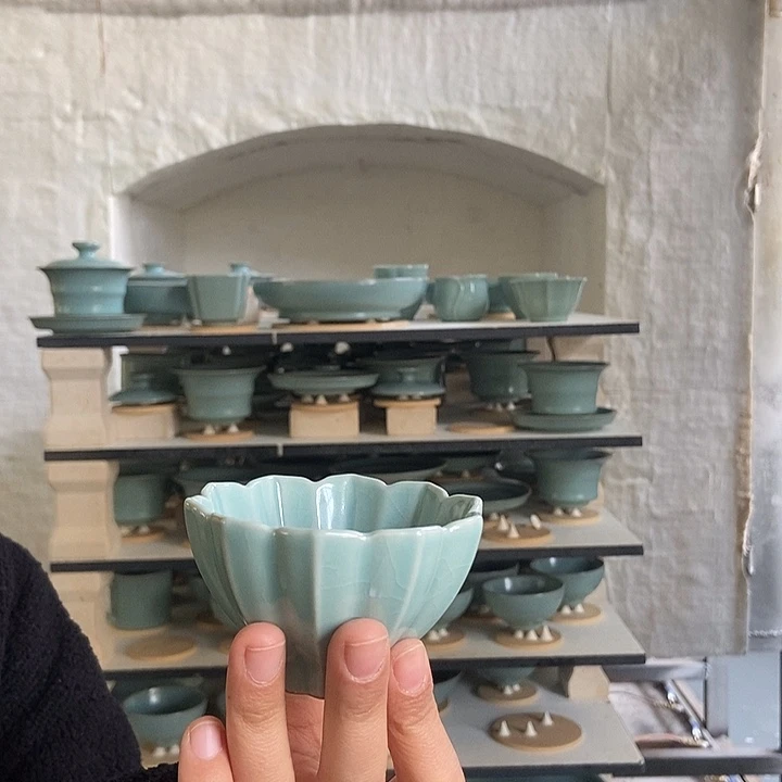 仿古天青釉花瓣杯