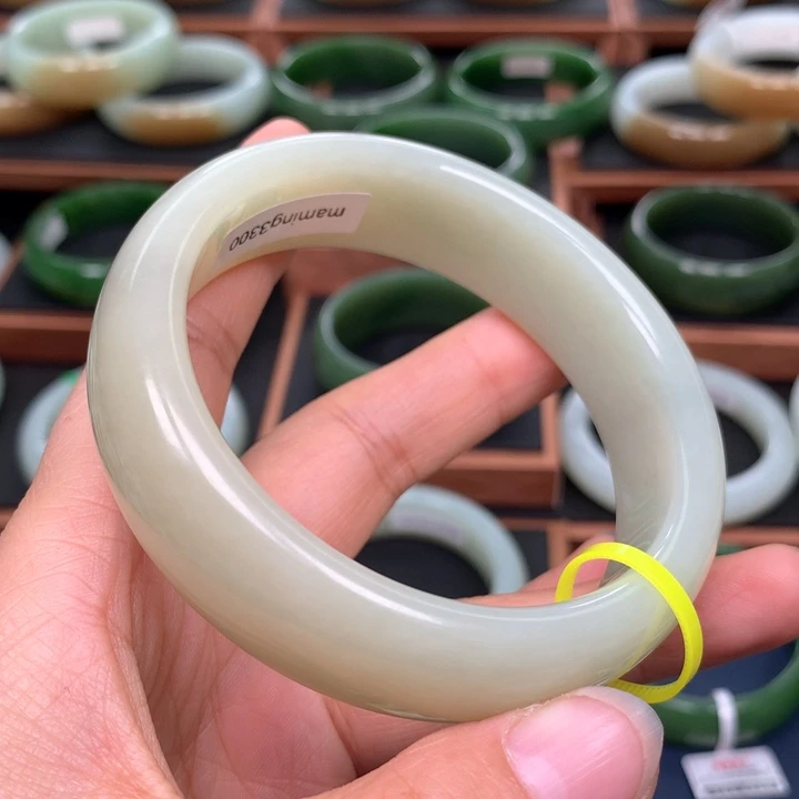 和田玉手镯未镶嵌小*毛63