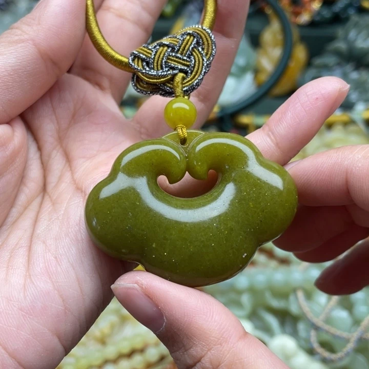 蛇纹石玉吊坠合金