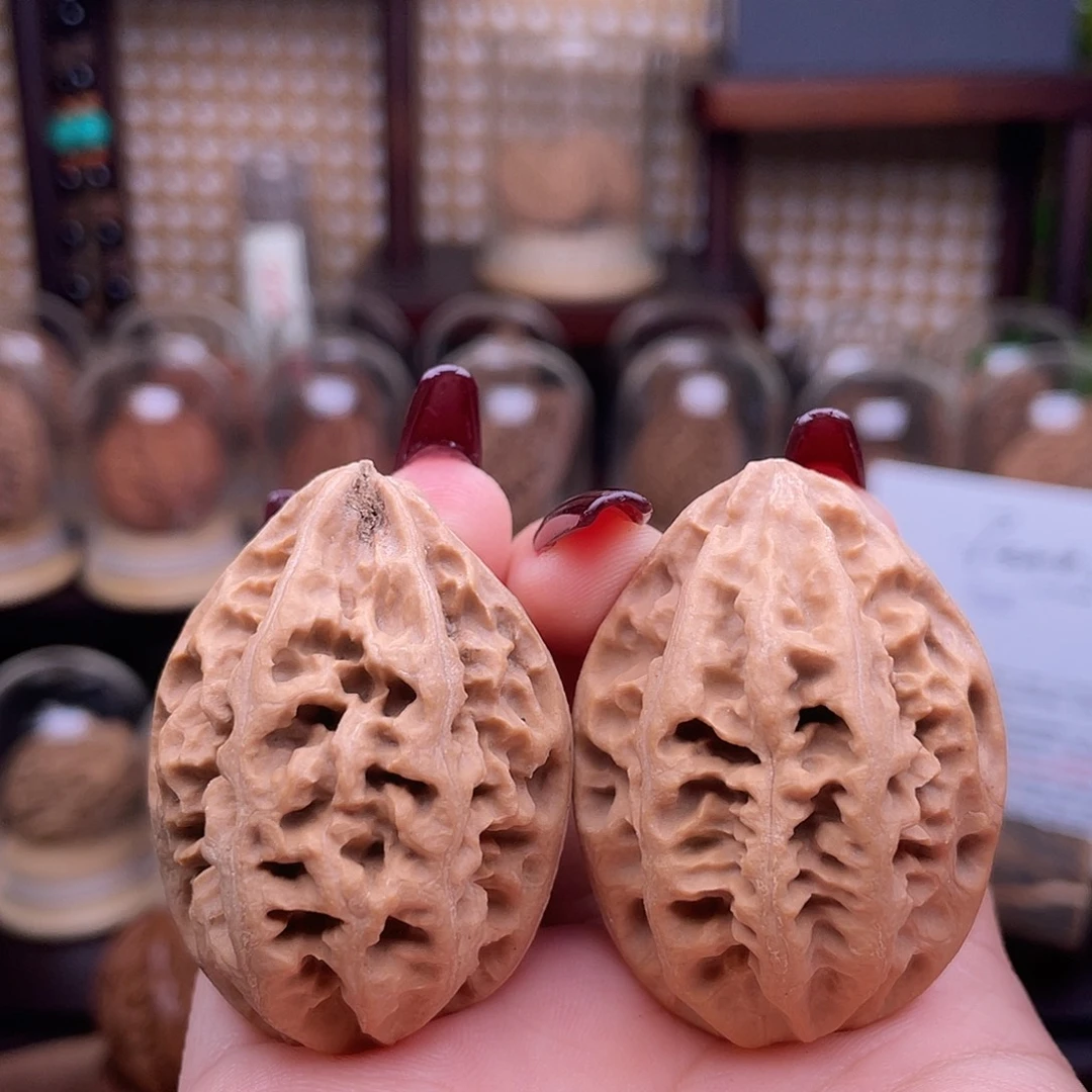 文玩核桃吊坠闷尖珊瑚