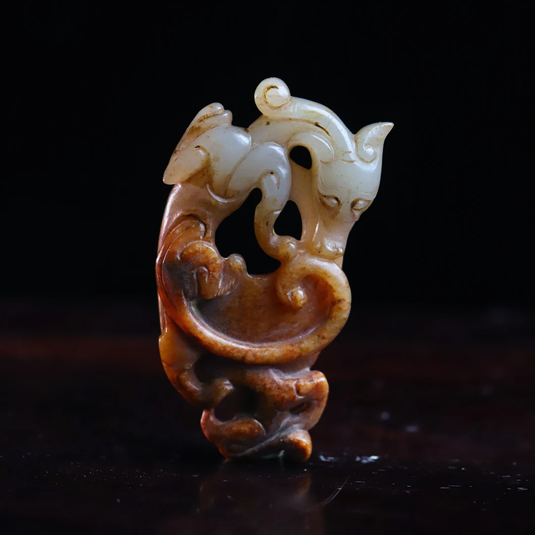 【臻】{库出}和田玉龙纹鸡心佩