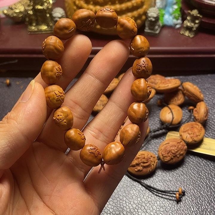 龙纹桃核雕刻瑕疵百福