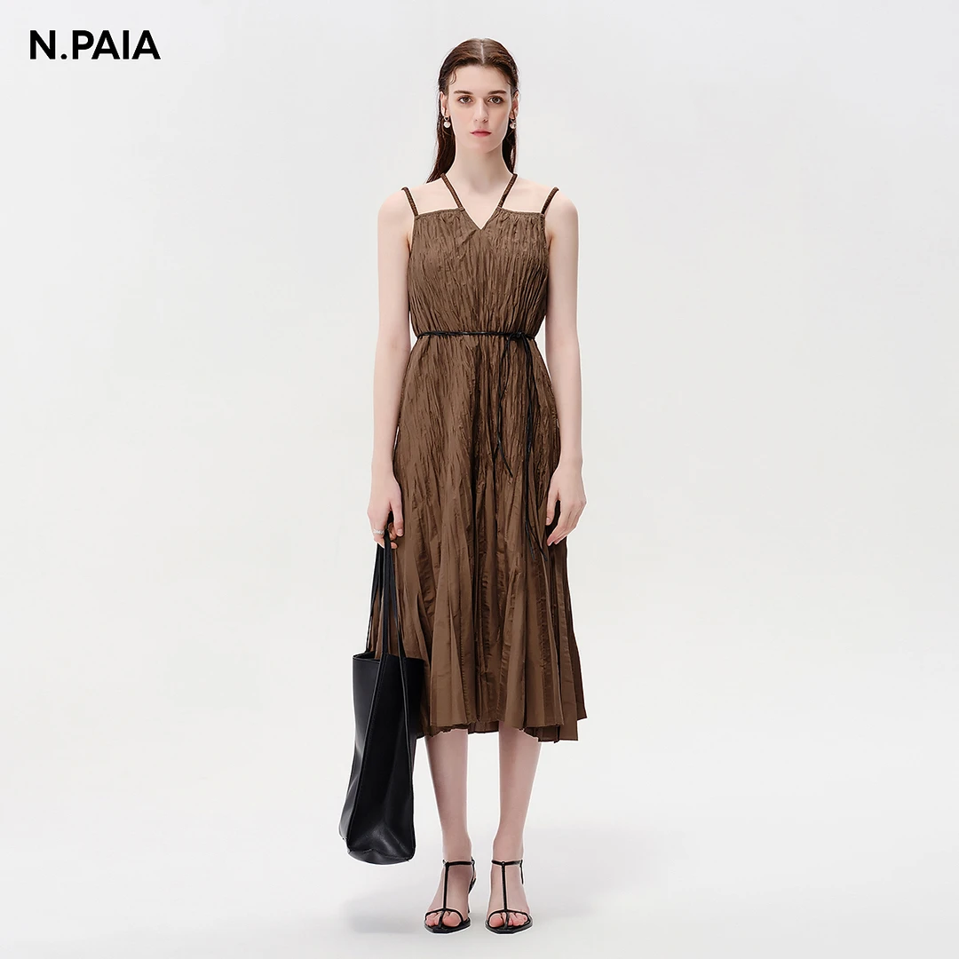 恩派雅24新款手工压褶交叉双肩带吊带裙连衣裙女XNJES4203A