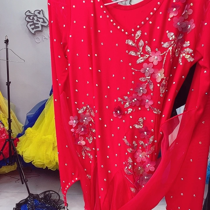 交谊舞的时候也很喜欢看