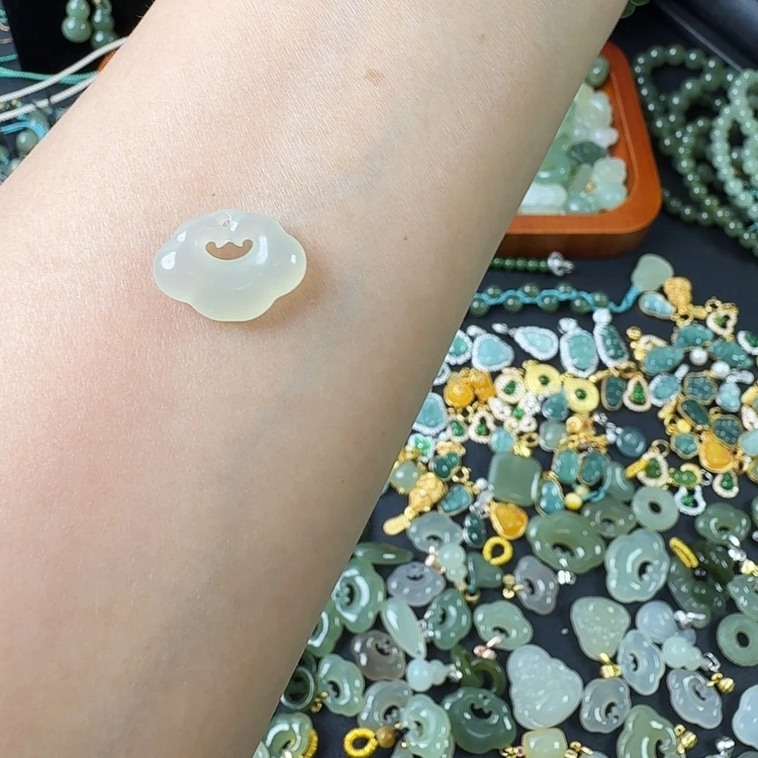 带****颈饰未镶嵌和田玉