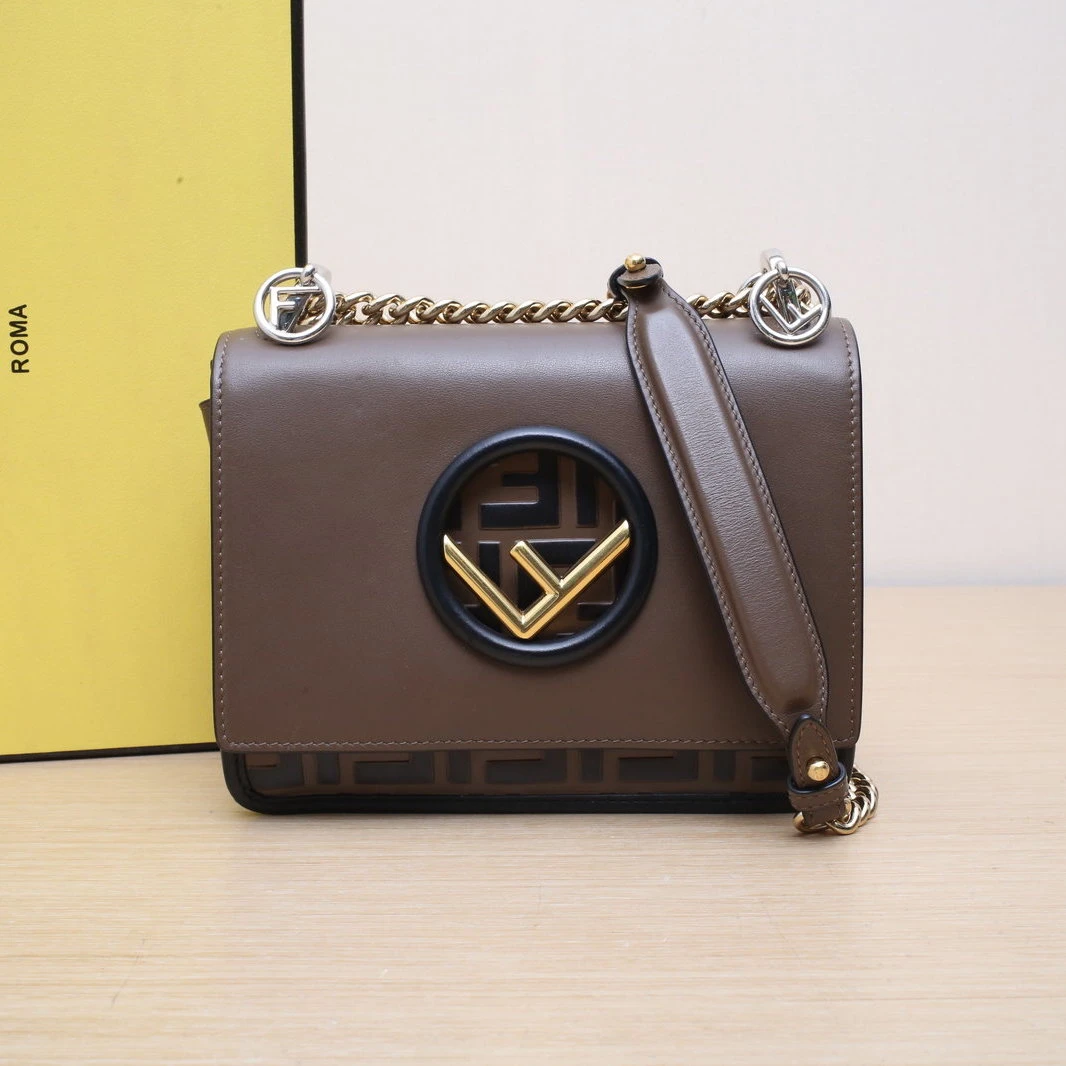 95新 FENDI/芬迪 【娇】 咖啡色 皮革C 金银扣 KAN I 704309