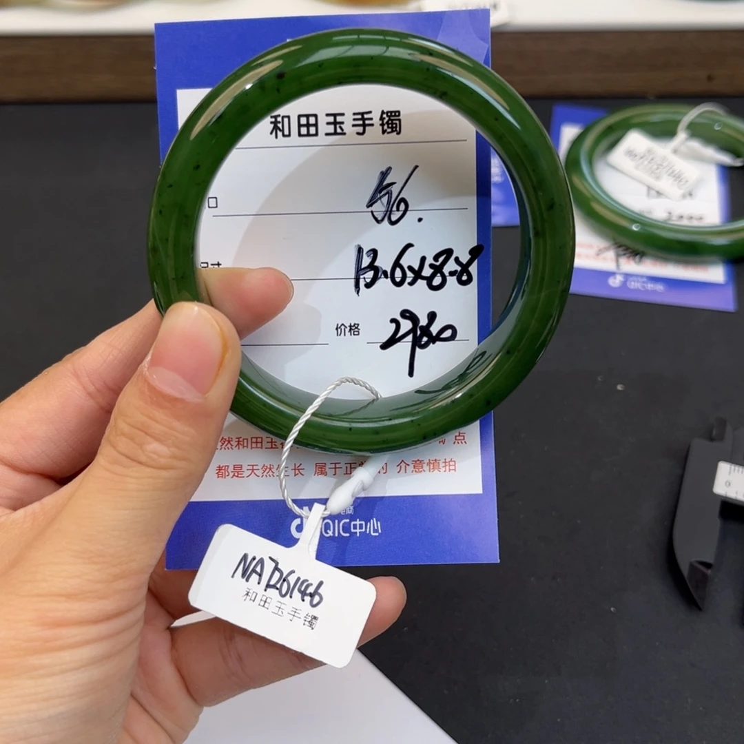 薄***糖和田玉未镶嵌手镯