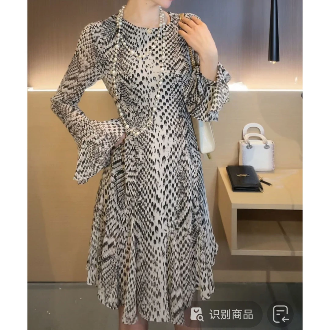 圆领喇叭袖下摆不规则连衣裙复古法式设计感时尚气质收腰显瘦长袖