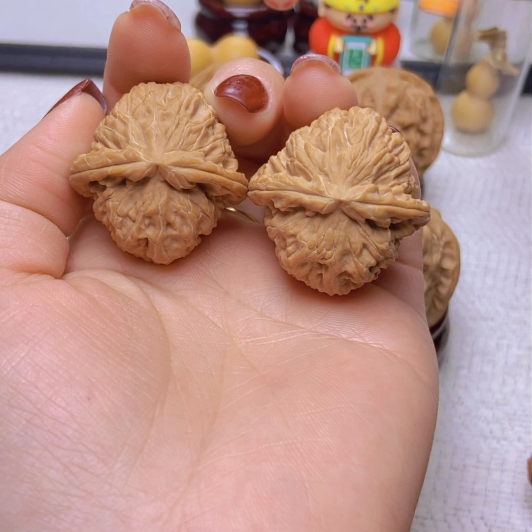 文玩核桃吊坠白狮子34