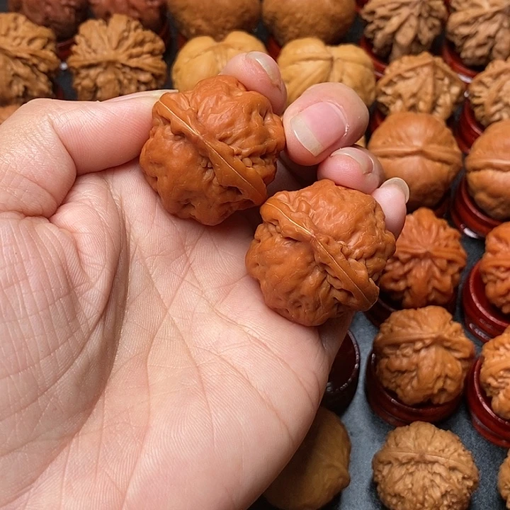 传***庆文玩核桃吊坠金刚鹦鹉