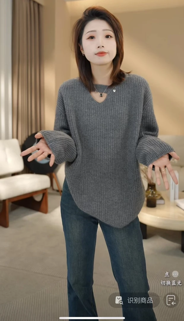 仓美美女装-领口设计款V领骆马绒毛衣