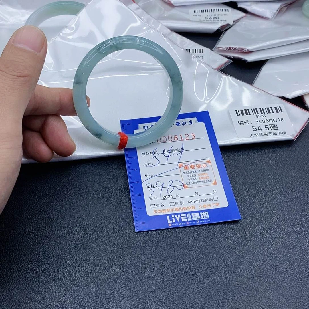 翡翠手镯未镶嵌挪**啦翡翠手镯