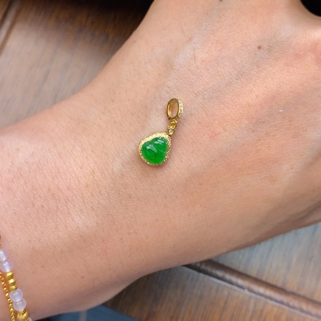 *****翡翠18K金镶嵌颈饰翡翠