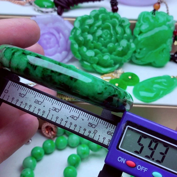 翡翠未镶嵌手镯……