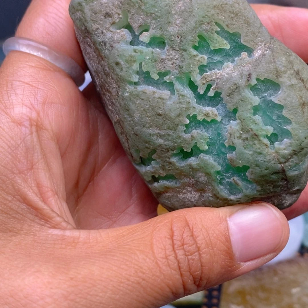 翡翠颈饰未镶嵌存*。翡翠