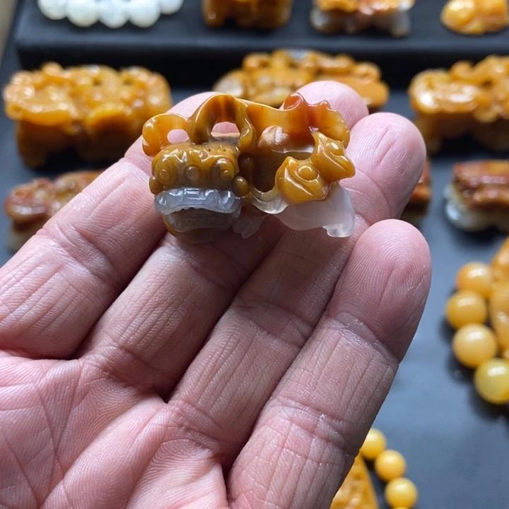 石英质玉（黄龙玉）未镶嵌颈饰