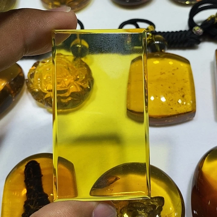 未镶嵌颈饰琥珀一