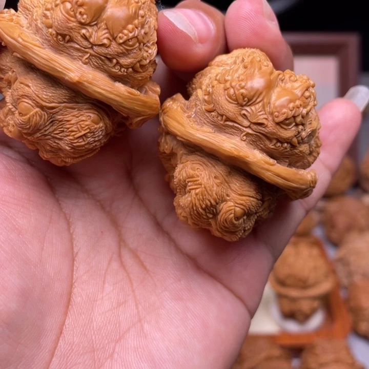 R***c蛤蟆头雕刻的金蟾