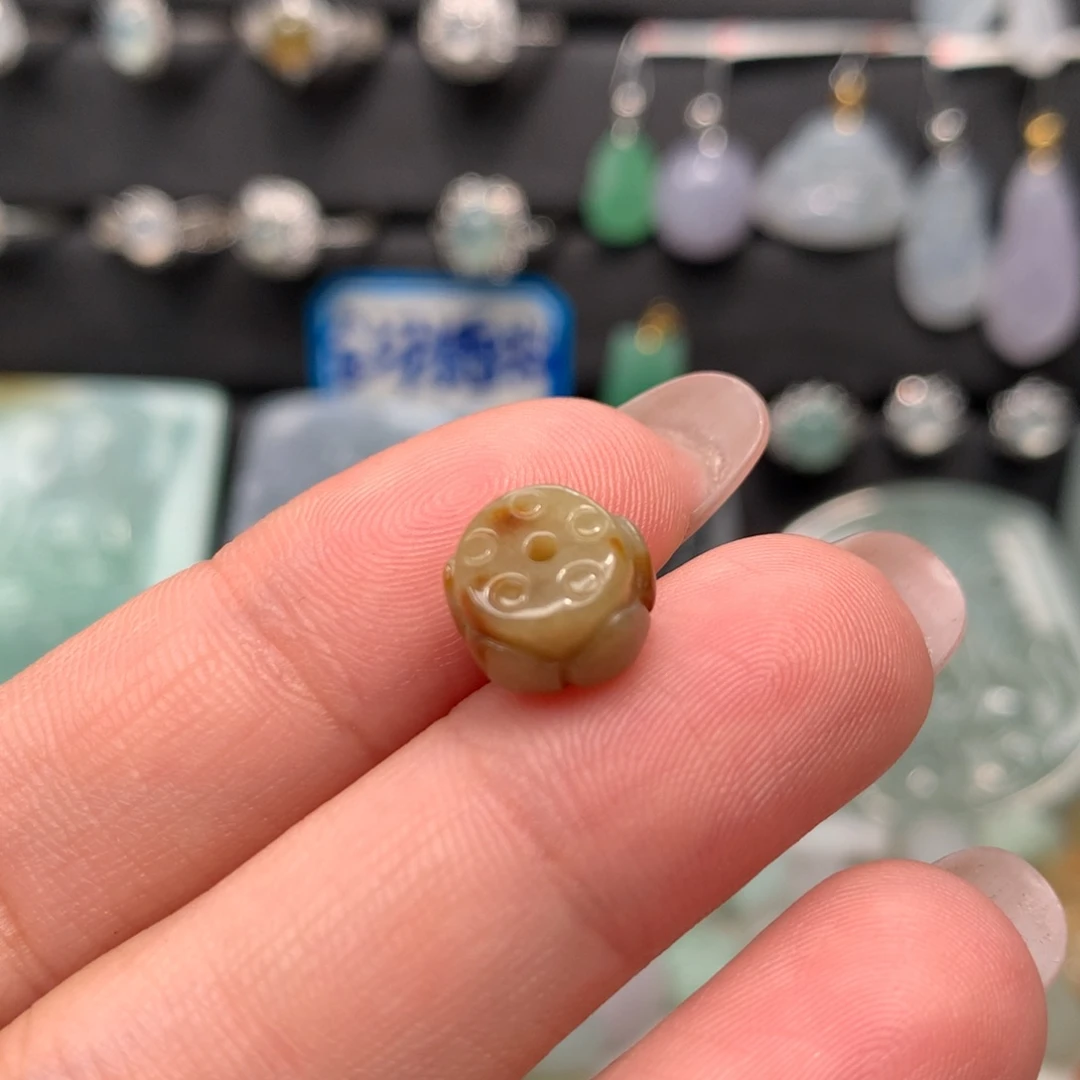 翡翠未镶嵌颈饰莲花