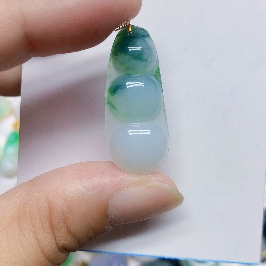 颈饰18K金镶嵌翡翠豆子