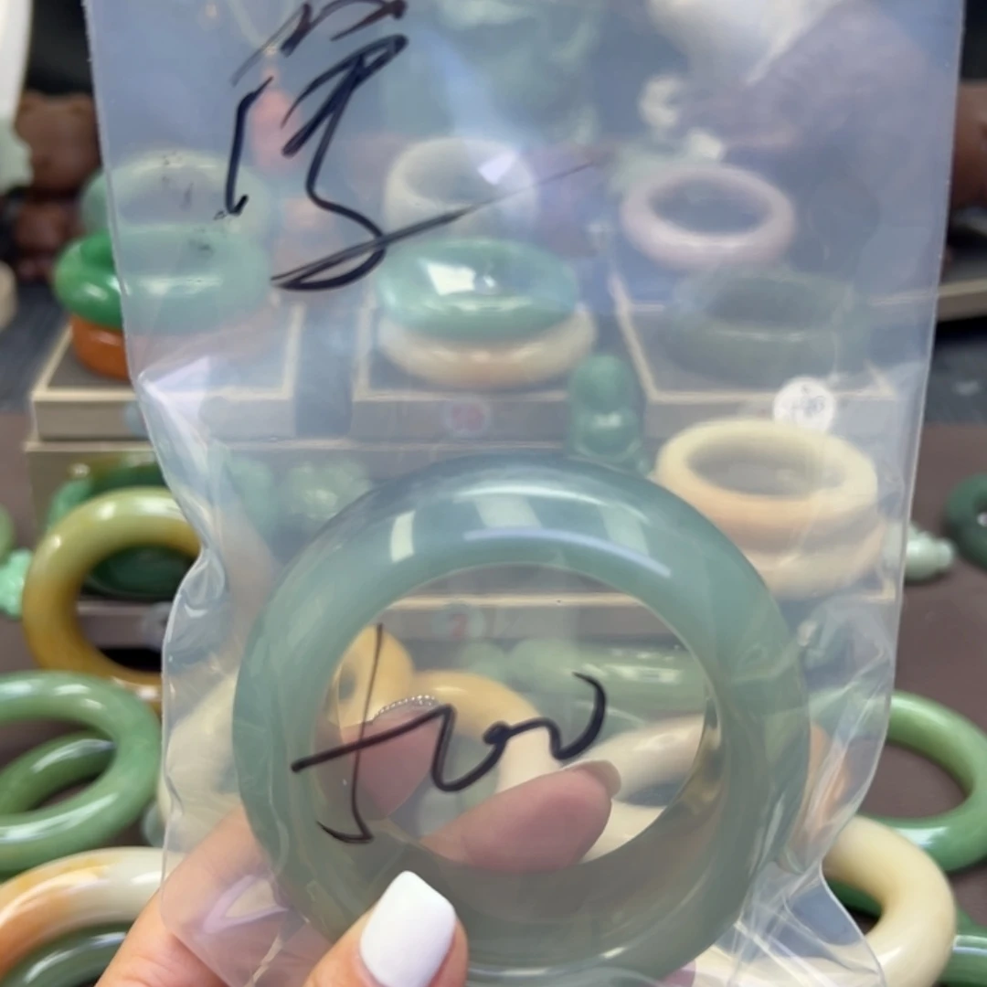 未镶嵌手镯石英岩玉挚*