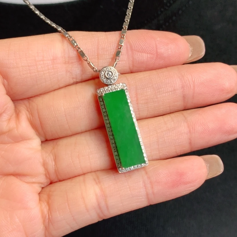 【闪购商品】颈饰18K金镶嵌翡翠平安无事