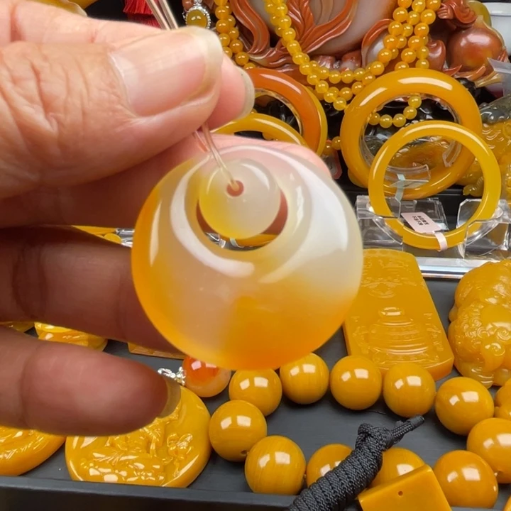 未镶嵌石英质玉（黄龙玉）颈饰六**