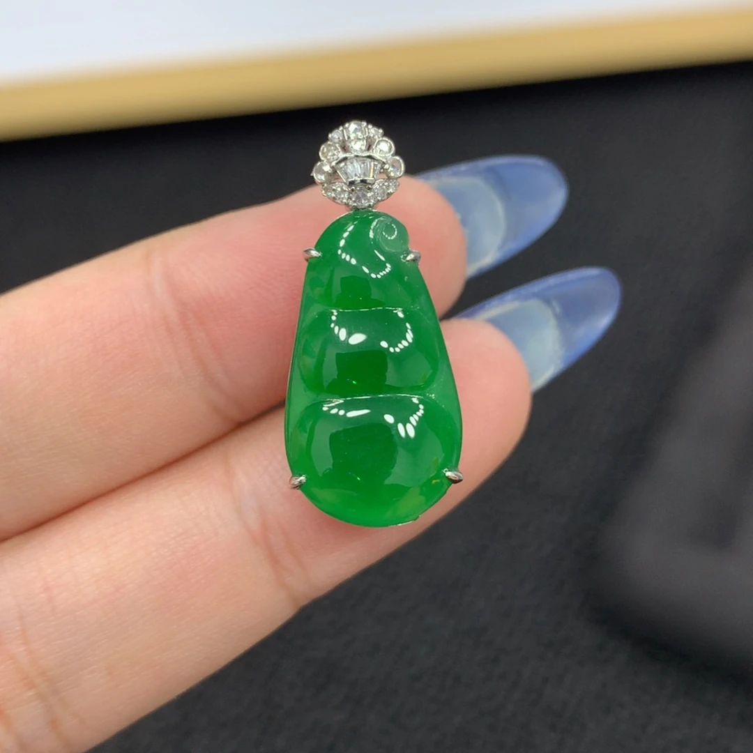 颈饰18K金镶嵌翡翠豆子