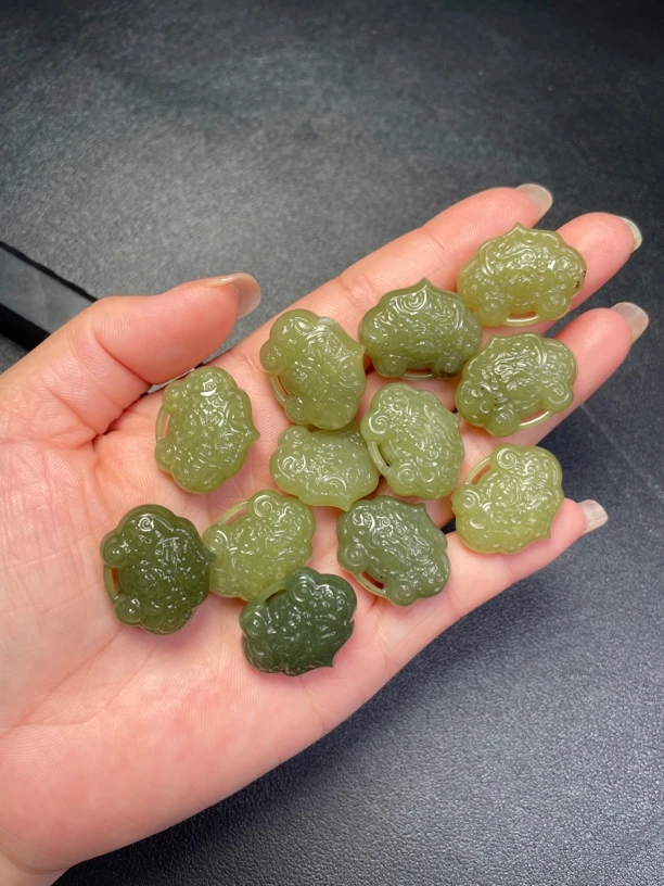 微瑕新疆和田玉黄口雕国风26mm如意（多样性发一件）