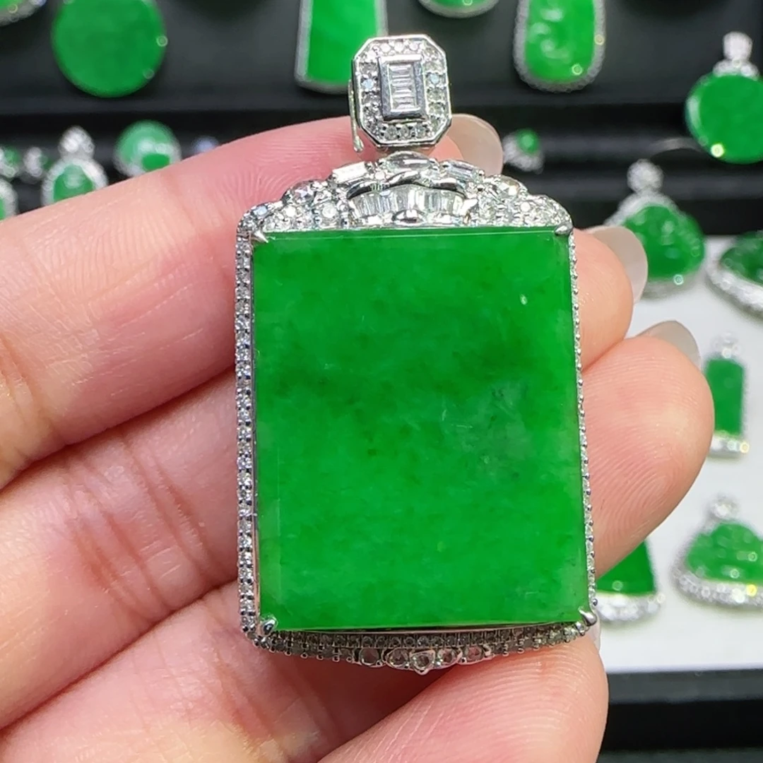 翡翠18K金镶嵌颈饰吊坠