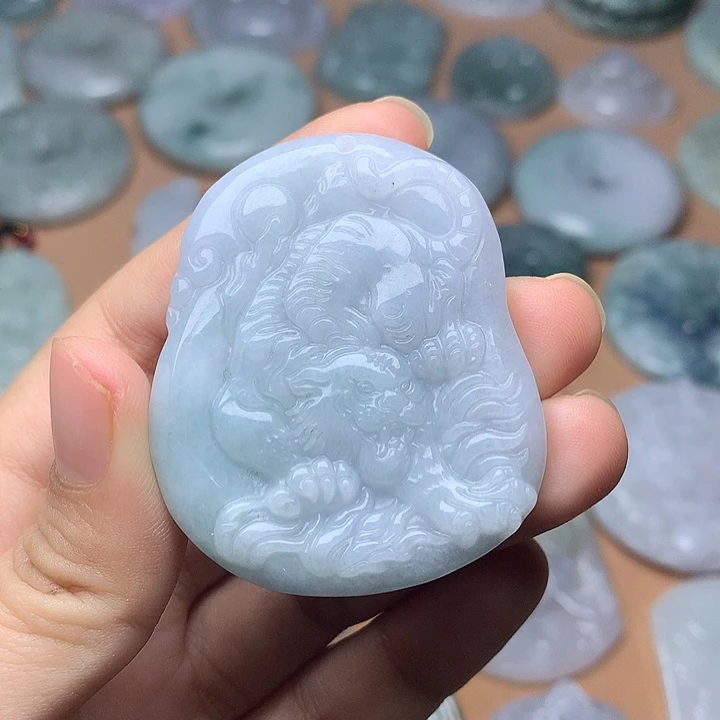 翡翠未镶嵌颈饰老虎牌