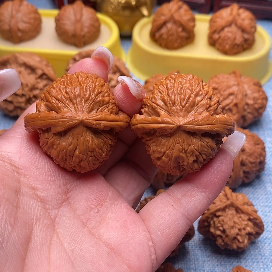 文玩核桃把件精品红皮白狮子41尺
