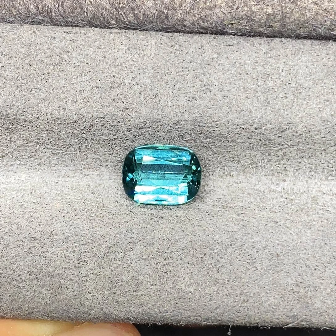 碧玺未镶嵌1.8克拉天然全净满火彩蒂芙尼蓝碧玺