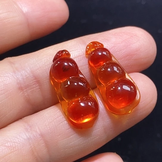 琥珀未镶嵌颈饰血珀福豆一对