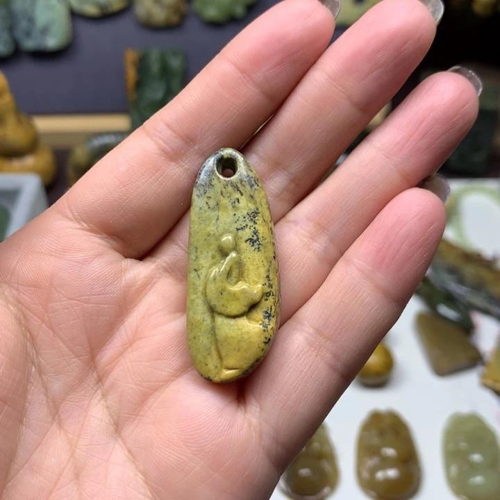 透闪石质玉未镶嵌颈饰