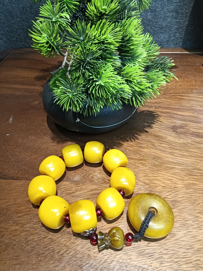 鸡油黄手持平安扣