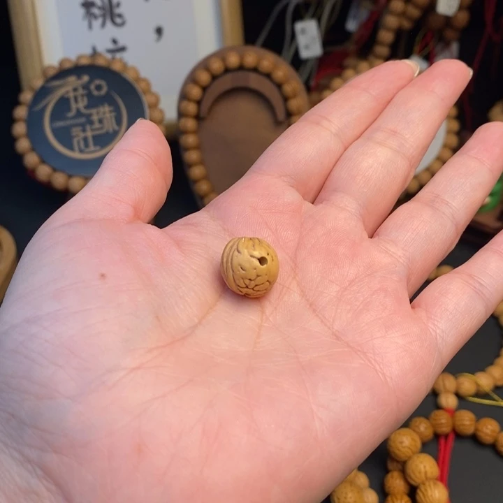 手串桃核三通一颗……