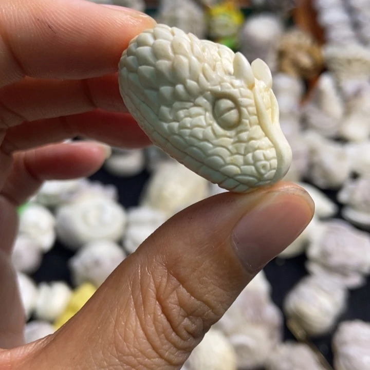 配饰鹿角雕刻一个出