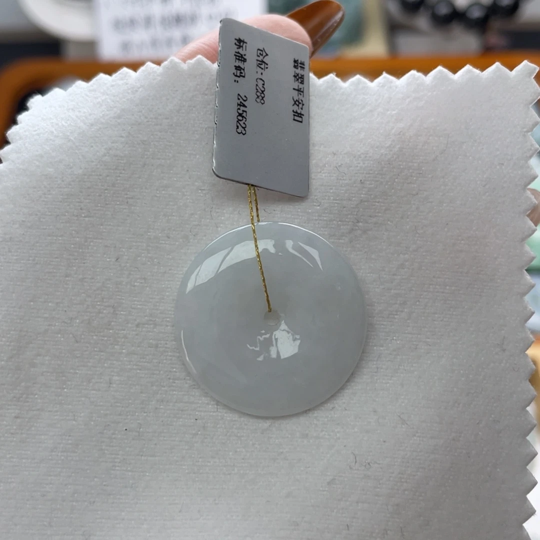 翡翠未镶嵌颈饰平安