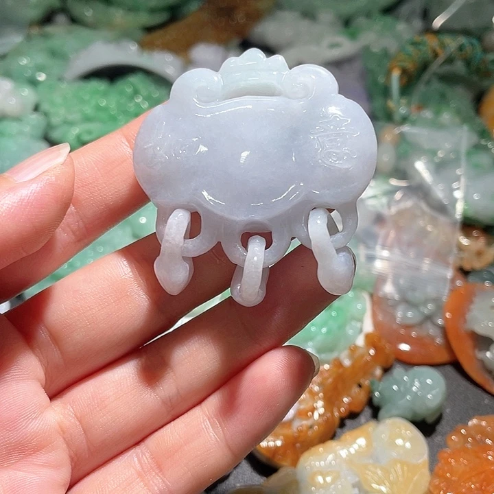 颈饰足铂镶嵌翡翠天