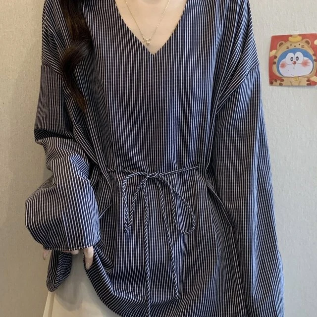 蓝色V领长袖条纹衬衫女春秋款大码胖mm显瘦遮肚系带收腰打底上衣